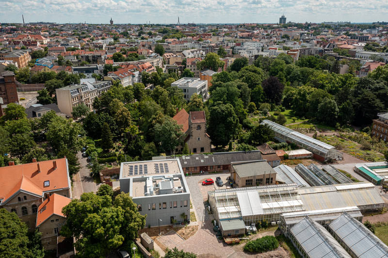Blick über das Herbarium in den Botanischen Garten mit den Gebäuden der Geobotaniksgebäude
