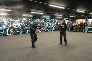 Beamte bei VR-Vorführung 