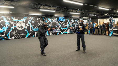 Beamte bei VR-Vorführung 